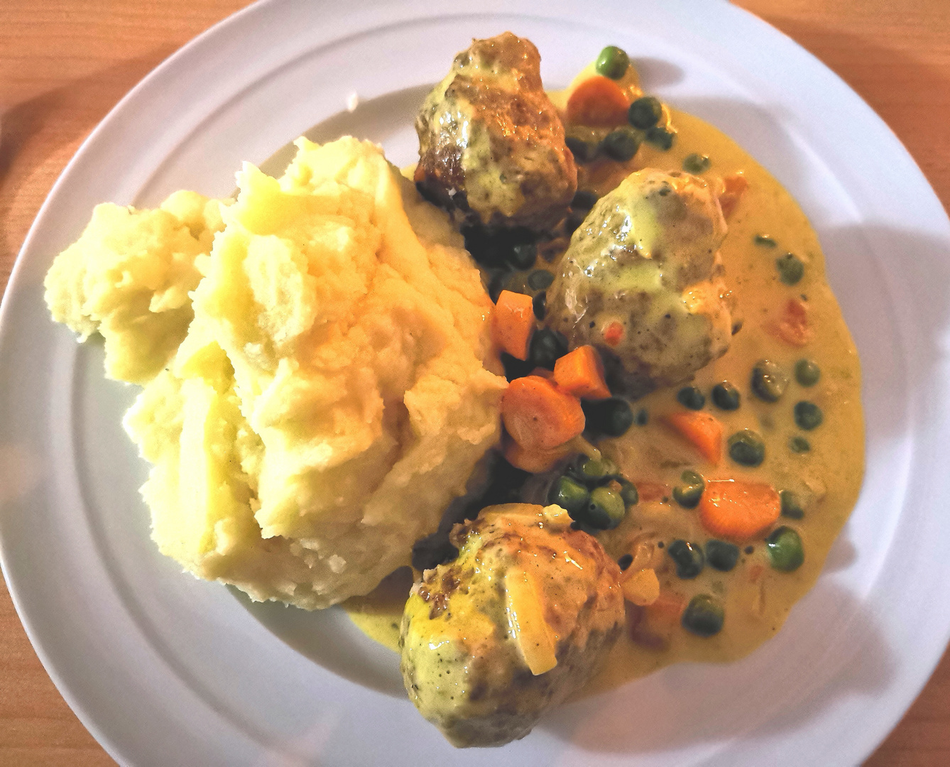 Fleisch Bällchen in Gemüse Sauce und Püree 