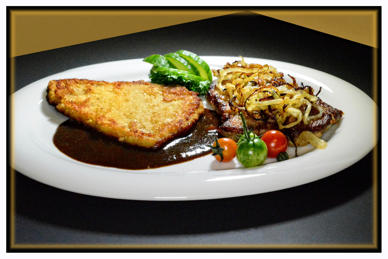 Fleischplatte mit Schweineschnitzel und Thüringer Rostbrätl mit Zwiebelringe