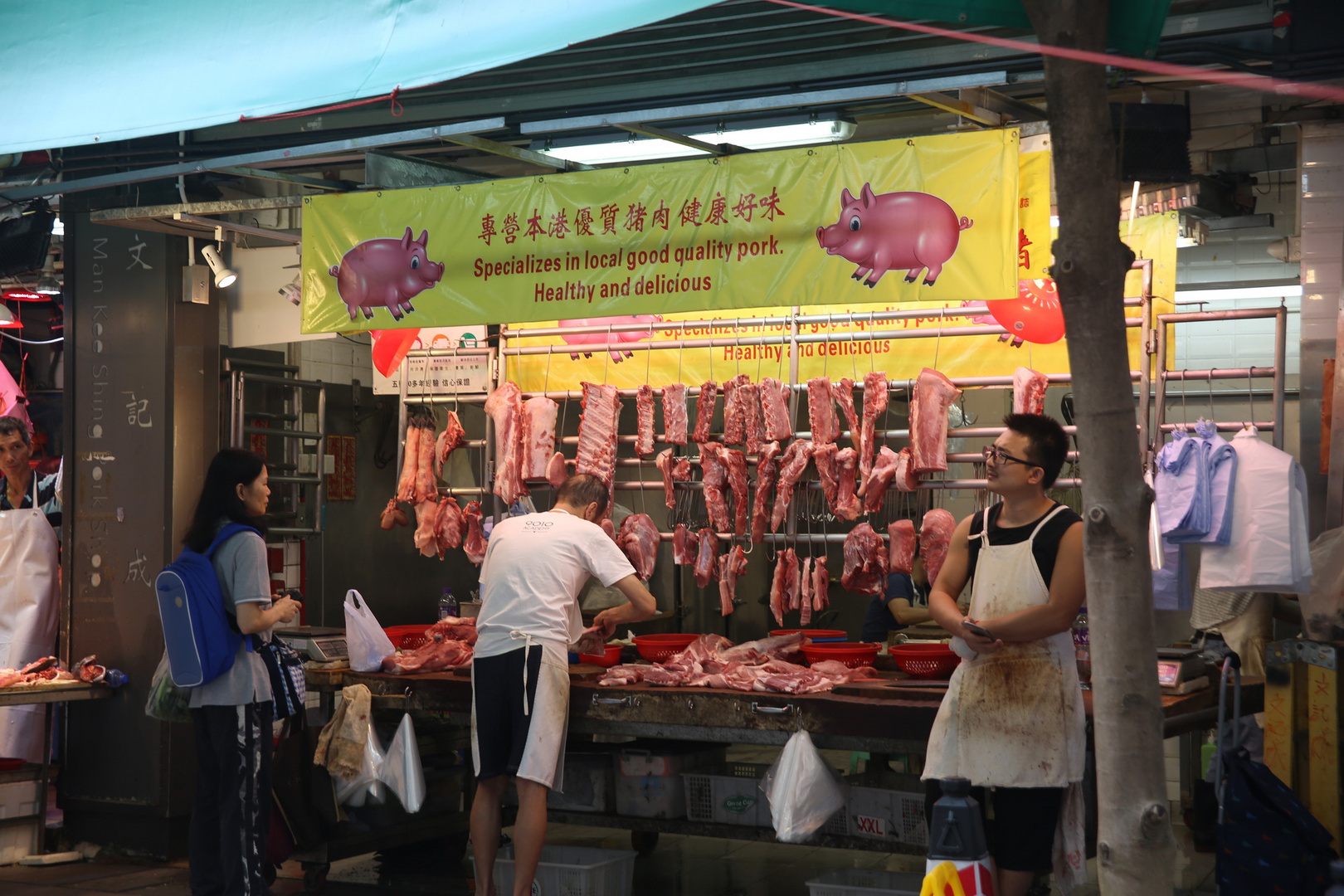 Fleischverkäufer auf Markt in Hong Kong