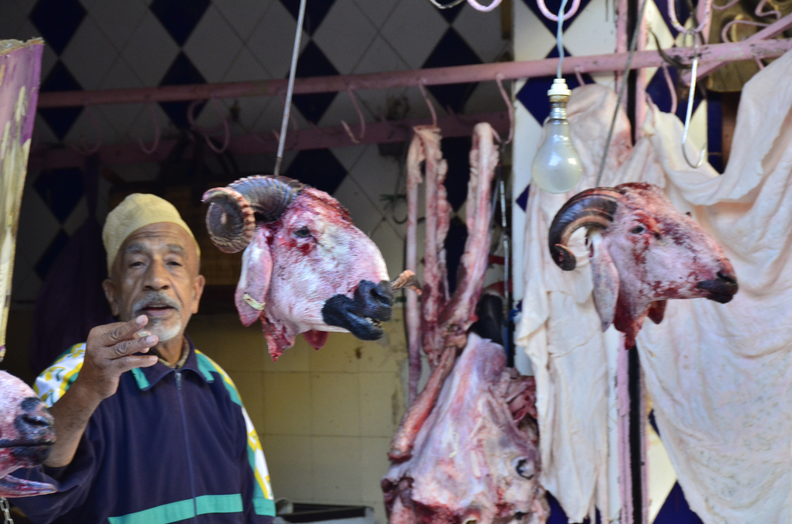 Fleischverkäufer im Souk von Marrakesch, Marokko