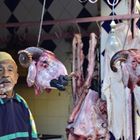 Fleischverkäufer im Souk von Marrakesch, Marokko