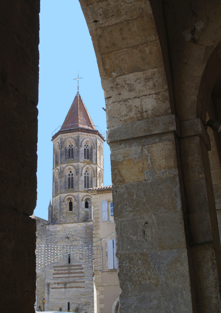 Fleurance, Eglise St Laurent vue de la halle.