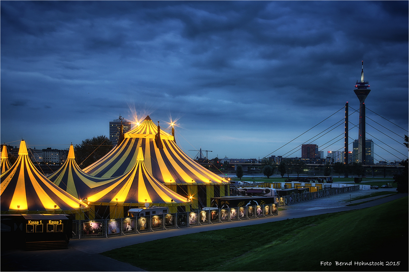 Flic Flac am Fuß des Rheinturms zu Düsseldorf ....