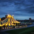 Flic Flac am Fuß des Rheinturms zu Düsseldorf ....