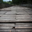 Flickenteppich auf der Brücke in Rayong (Myanmar)