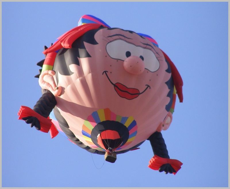 Flieg mit einem bunten Luftballon