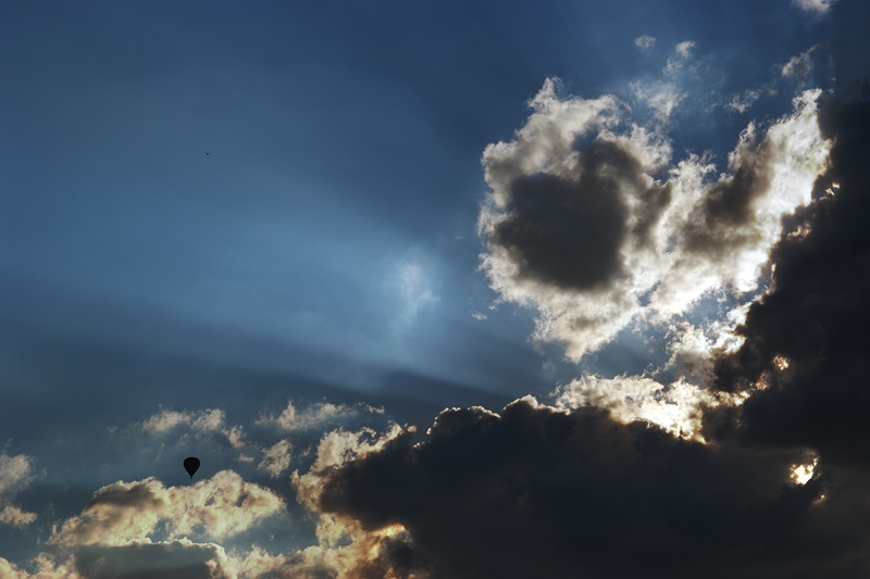 Flieg zum Licht kleiner Ballon