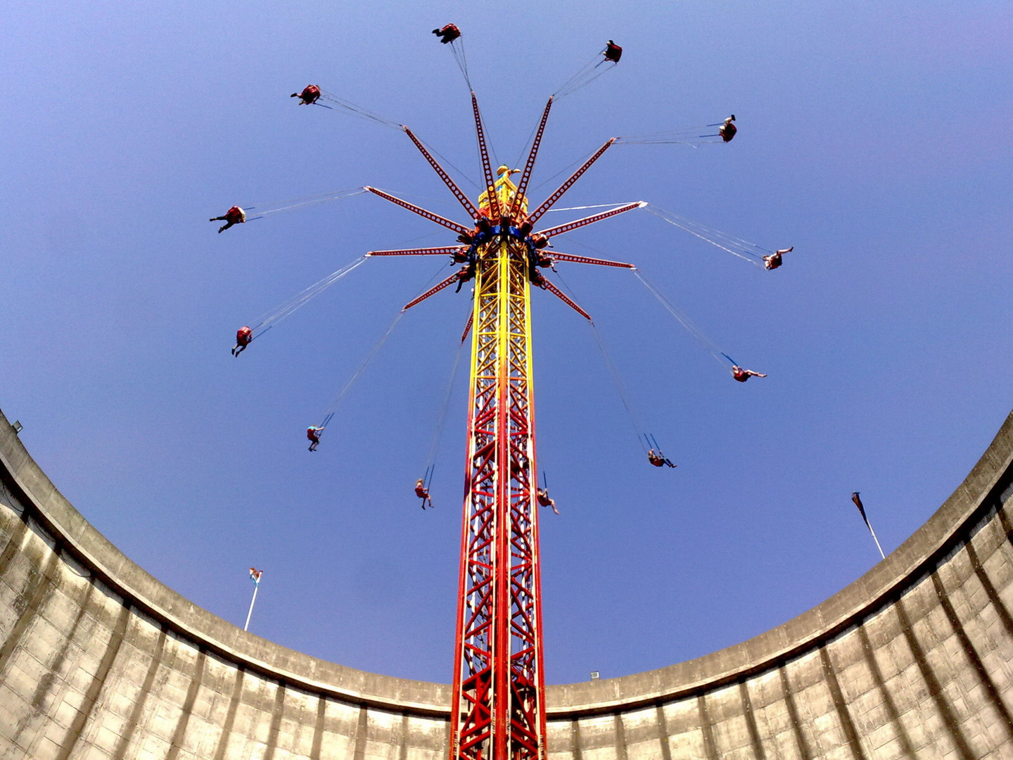 Fliegen im Kühlturm