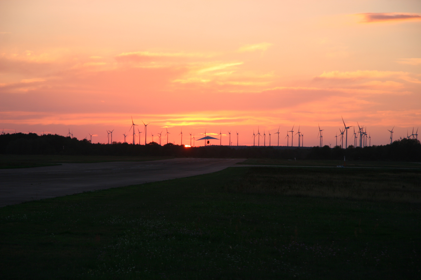 Fliegen in den Sonnenuntergang in Altes Lager