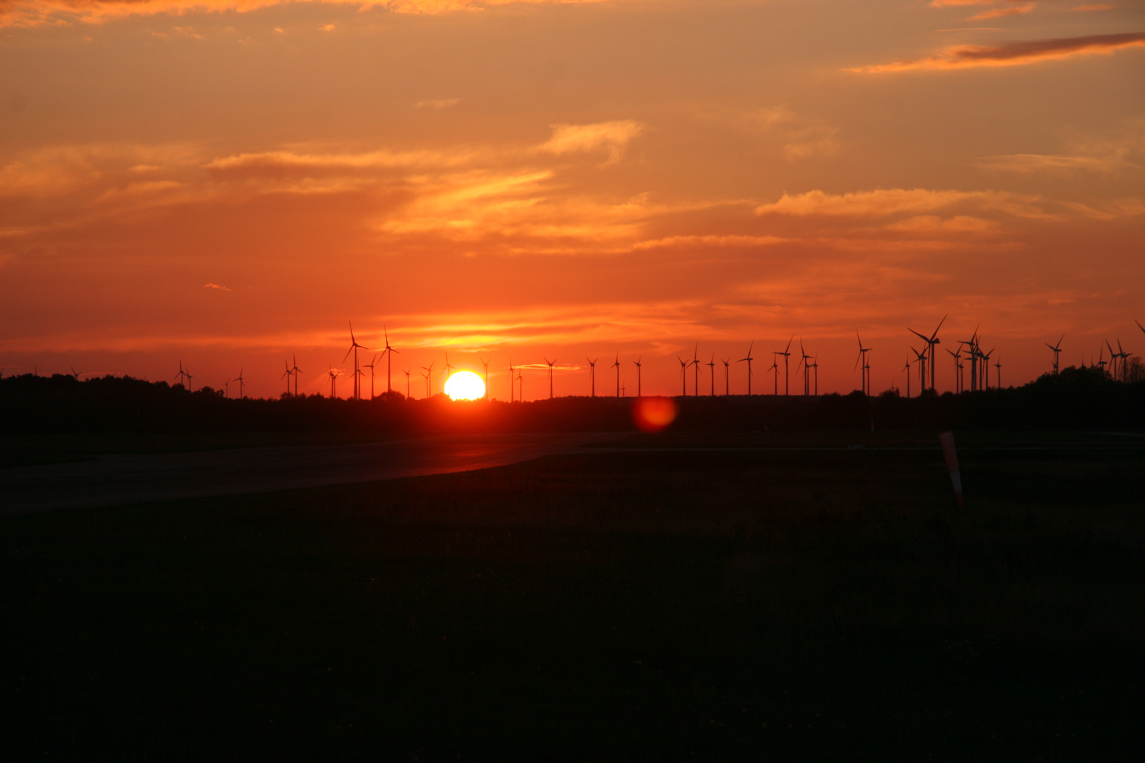 Fliegen in den Sonnenuntergang in Altes Lager