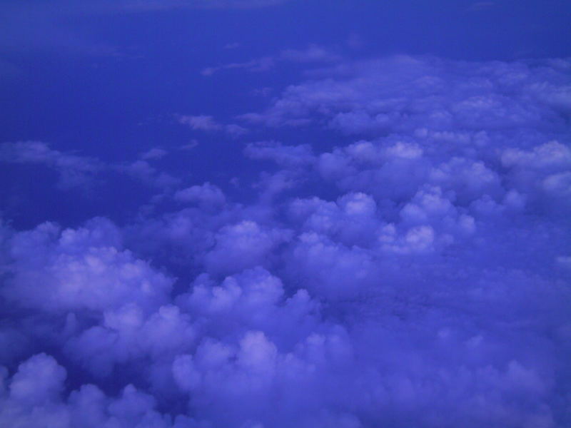 fliegen über die Wolken