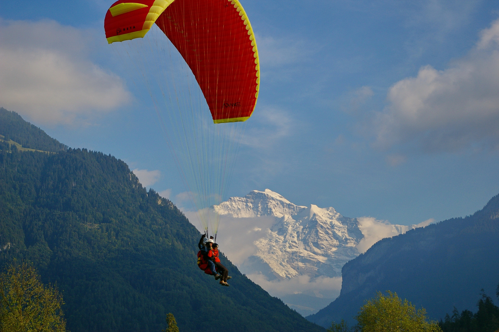 Fliegen vor großer Kulisse