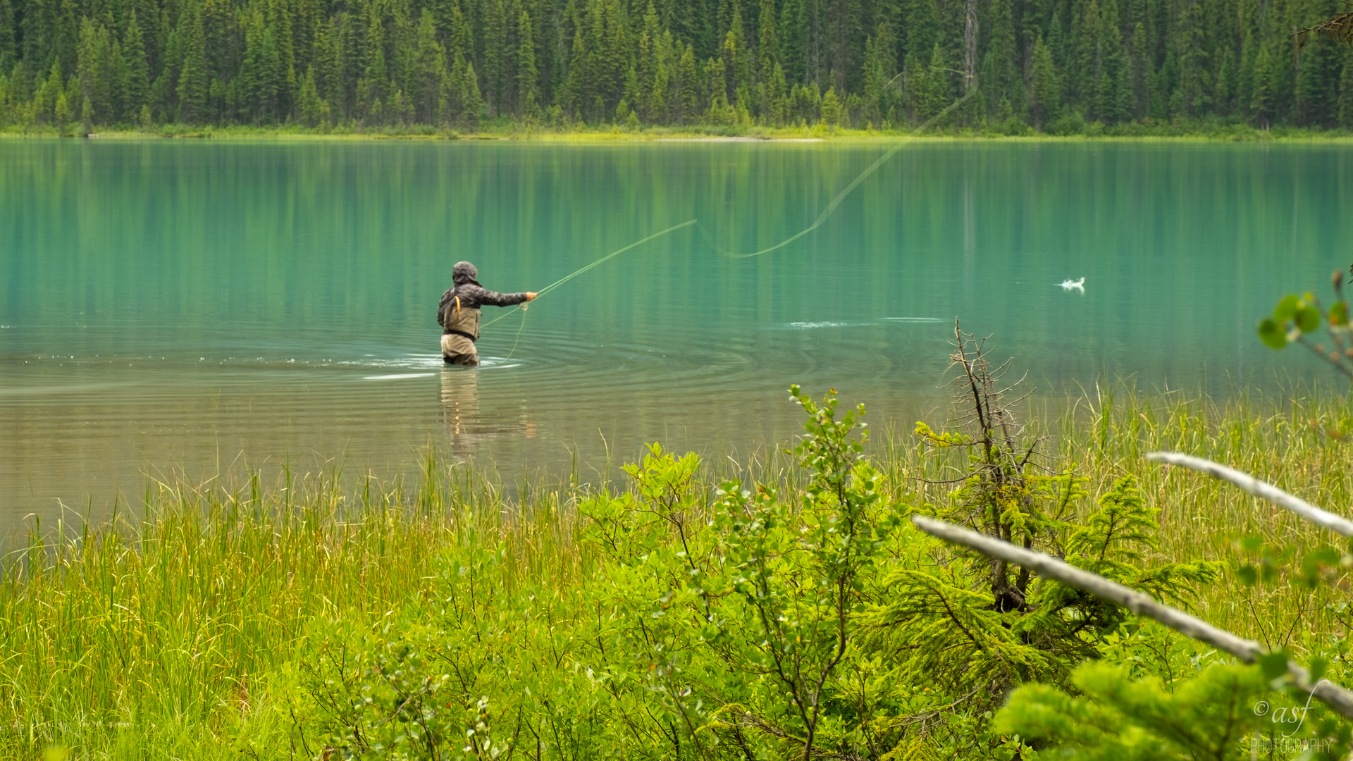 Fliegenangler am Emerald Lake in British Columbia, Kanada