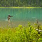 Fliegenangler am Emerald Lake in British Columbia, Kanada