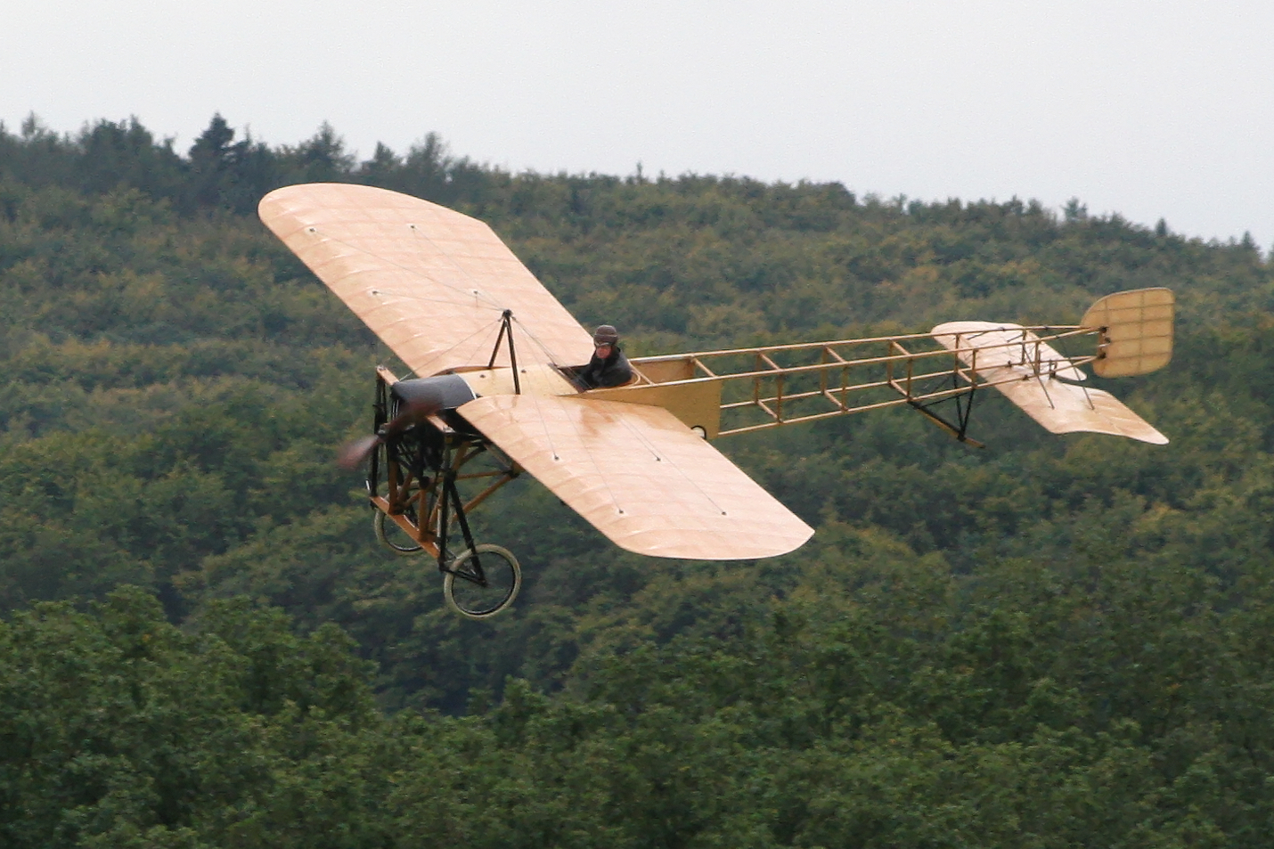 Fliegende Männer in ihren tollkühnen Kisten