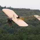 Fliegende Männer in ihren tollkühnen Kisten