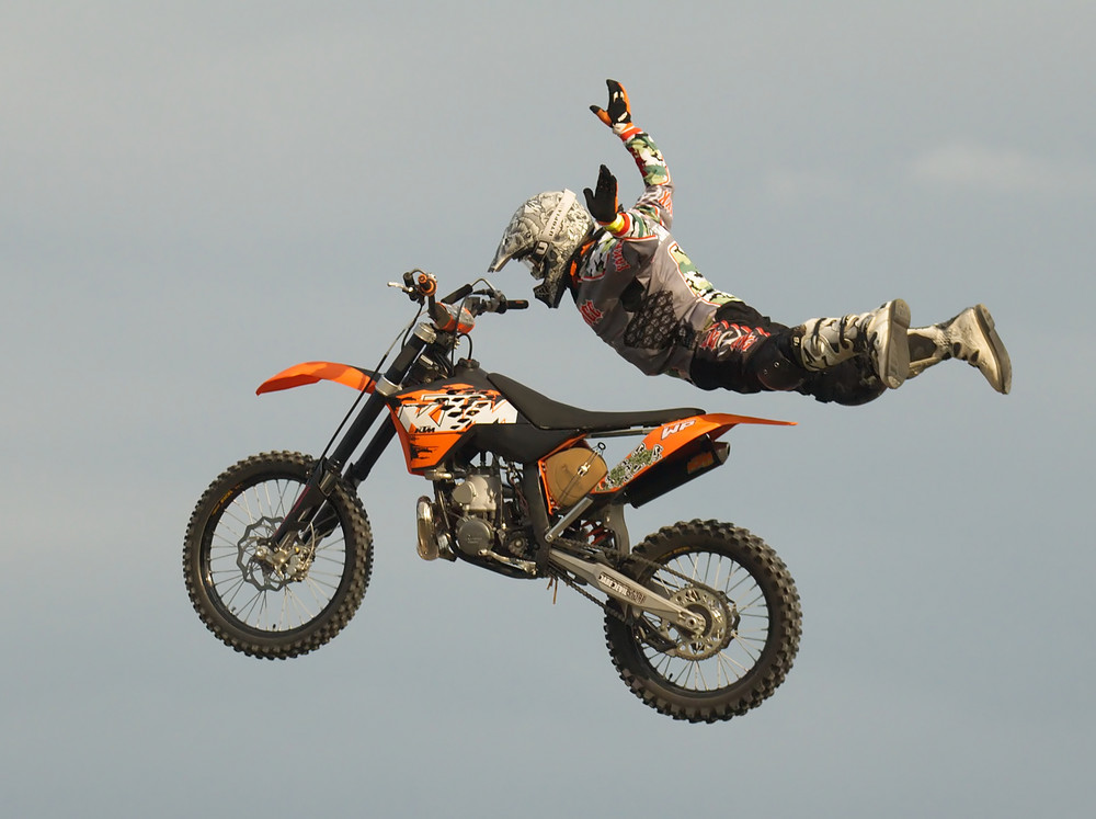 Fliegende Motorräder über Embsen, bei Lüneburg (2. Bild)