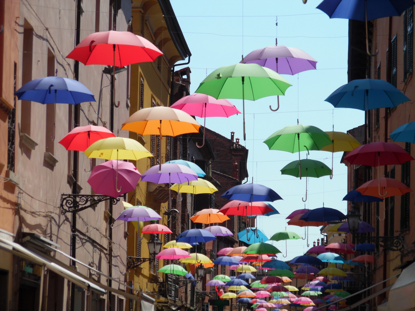 Fliegende Regenschirme