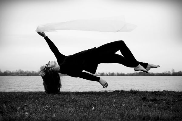 Schwebende Frau Fotos & Bilder auf fotocommunity