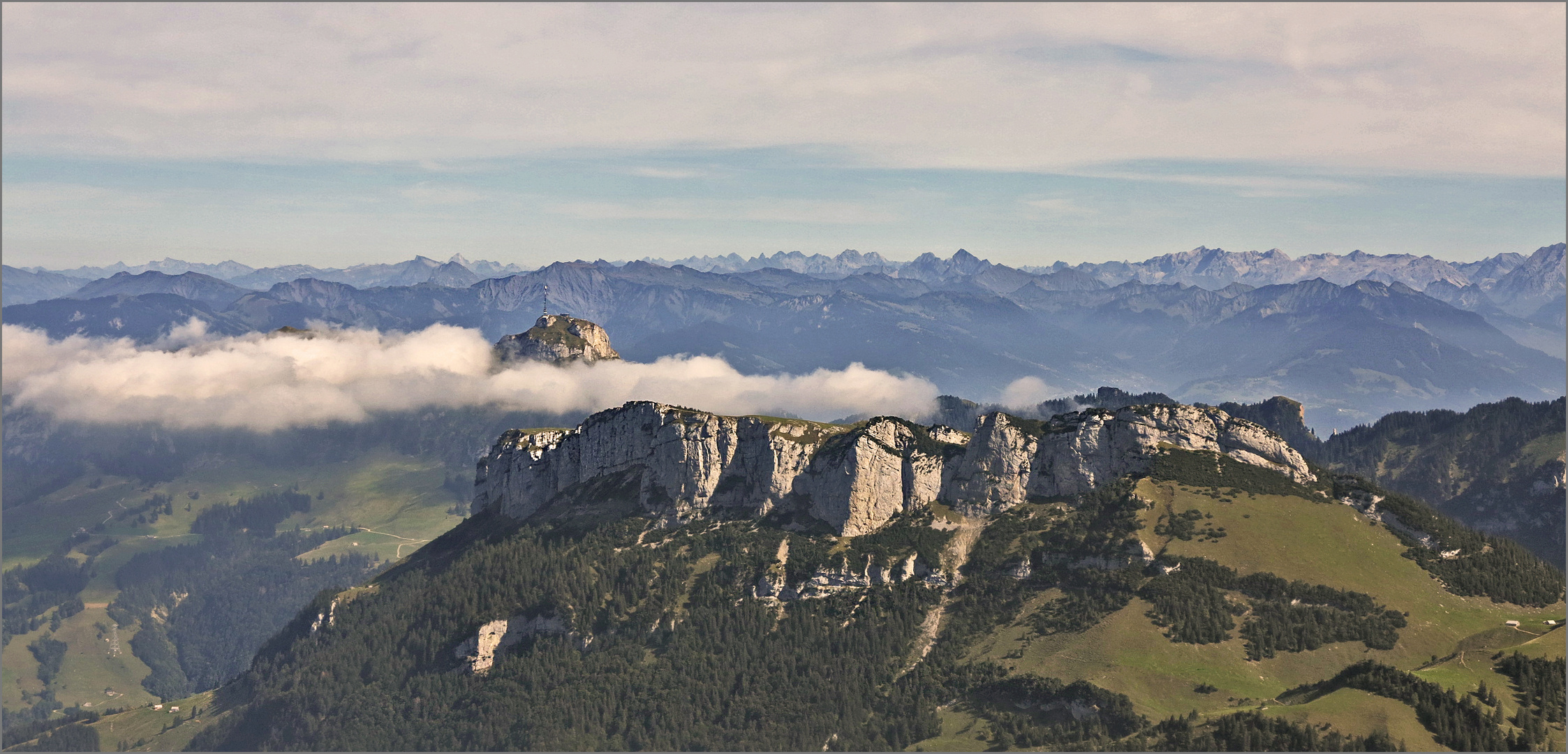 fliegender Hoher Kasten mit Bergspitzchen...