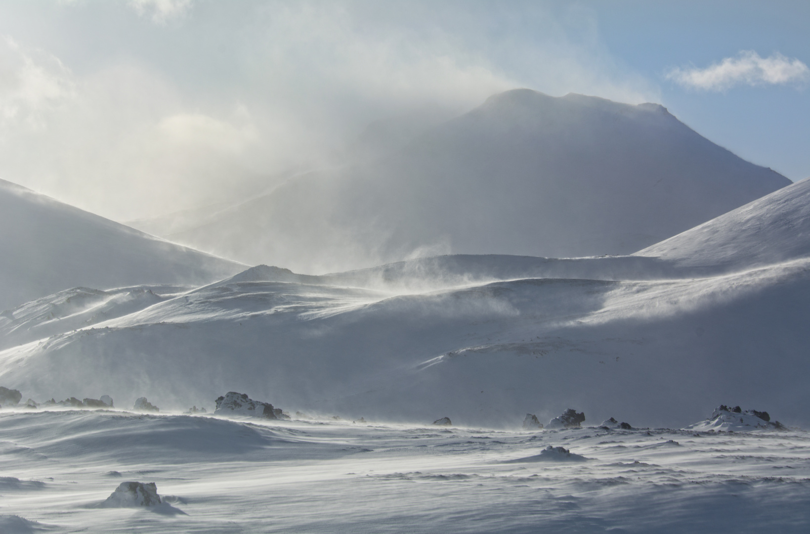 fliegender Schnee im Gegenlicht