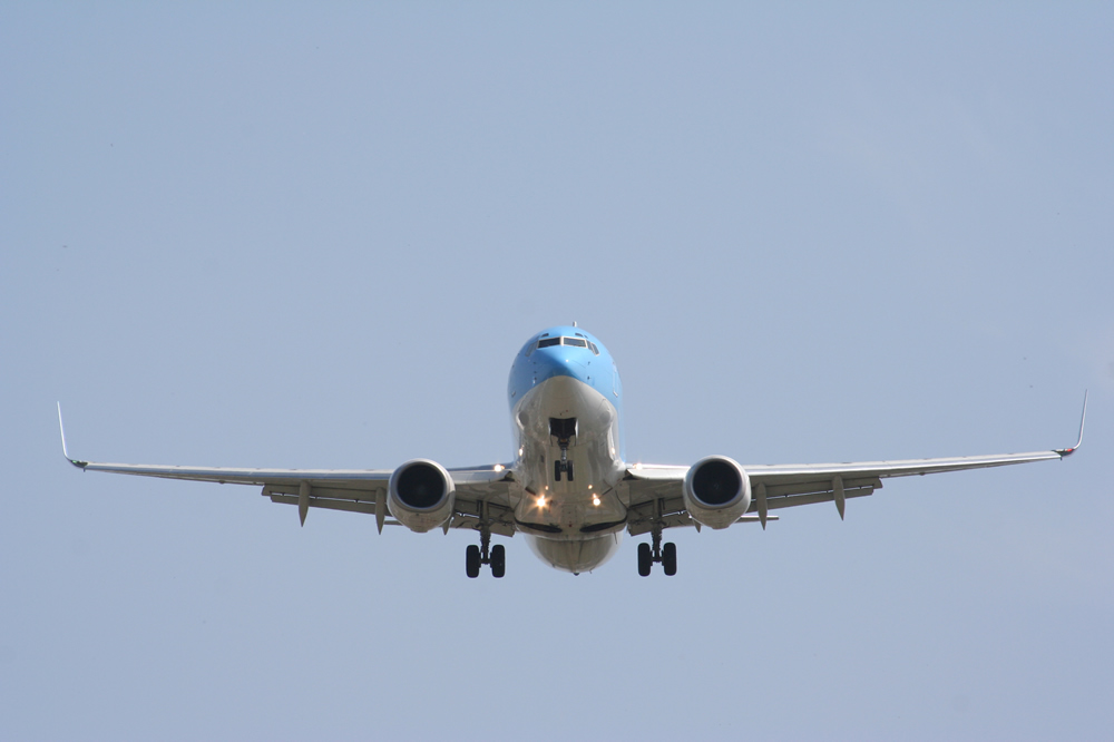 Flieger im Landeanflug auf den Airport Hannover