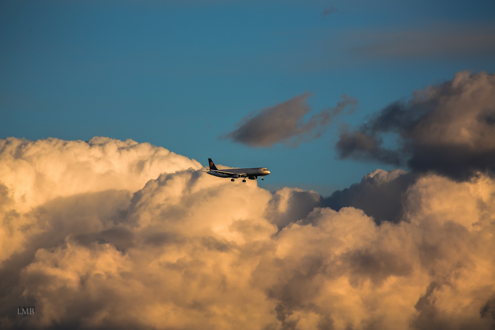 Flieger im Wolkenbett