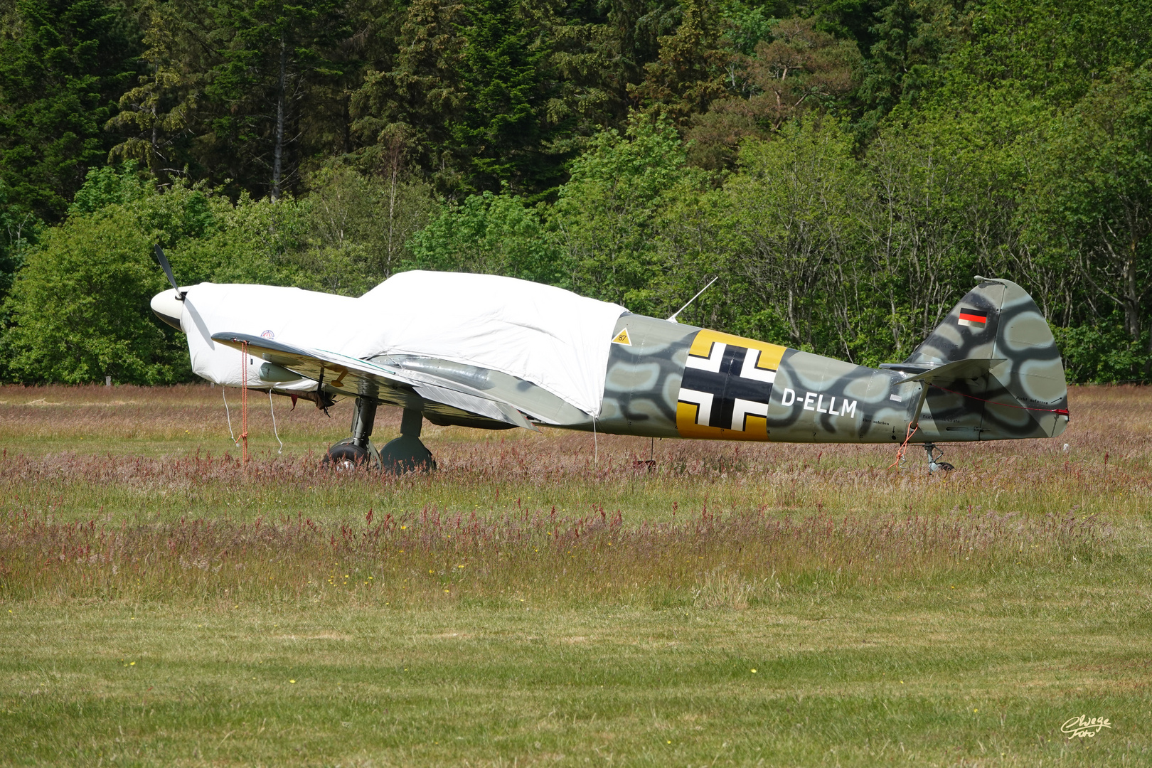 Flieger mit Mund-, Nasenschutz