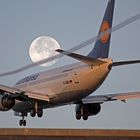 Flieger, Mond und Kondensstreifen - Lufthansa Boeing 737-300 morgens über'm Kutschi