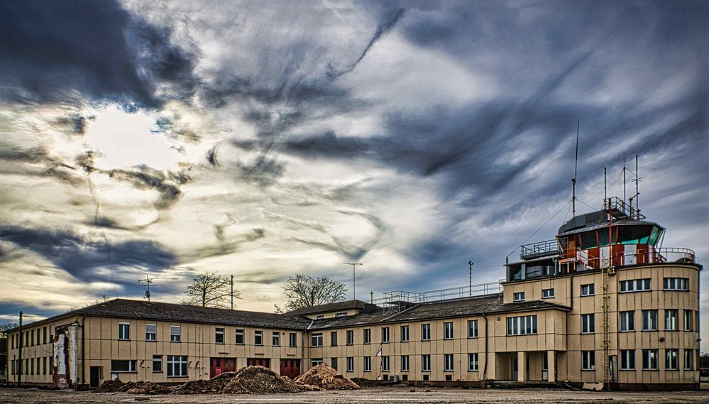 Fliegerhorst Erlensee Gebäude Foto & Bild | lost places, architektur, motive Bilder auf ...