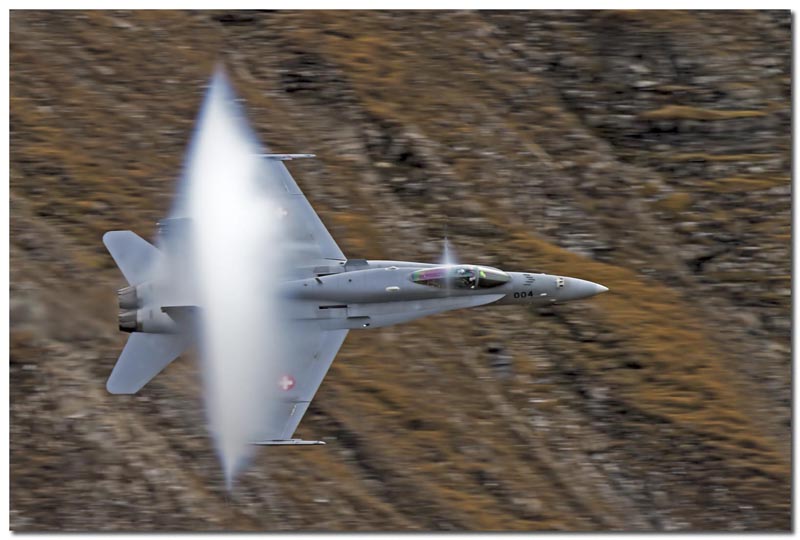 Fliegerschiessen Axalp 2012 - F/A-18 Hornet mit Wolkenbildung