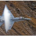 Fliegerschiessen Axalp 2012 - F/A-18 Hornet mit Wolkenbildung
