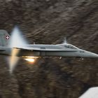 Fliegerschiessen Axalp 2012: FA18 Hornet mit Flairs