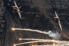 Fliegerschiessen Axalp 2012, Zwei FA18 Hornet nach Ausstoss von Flairs