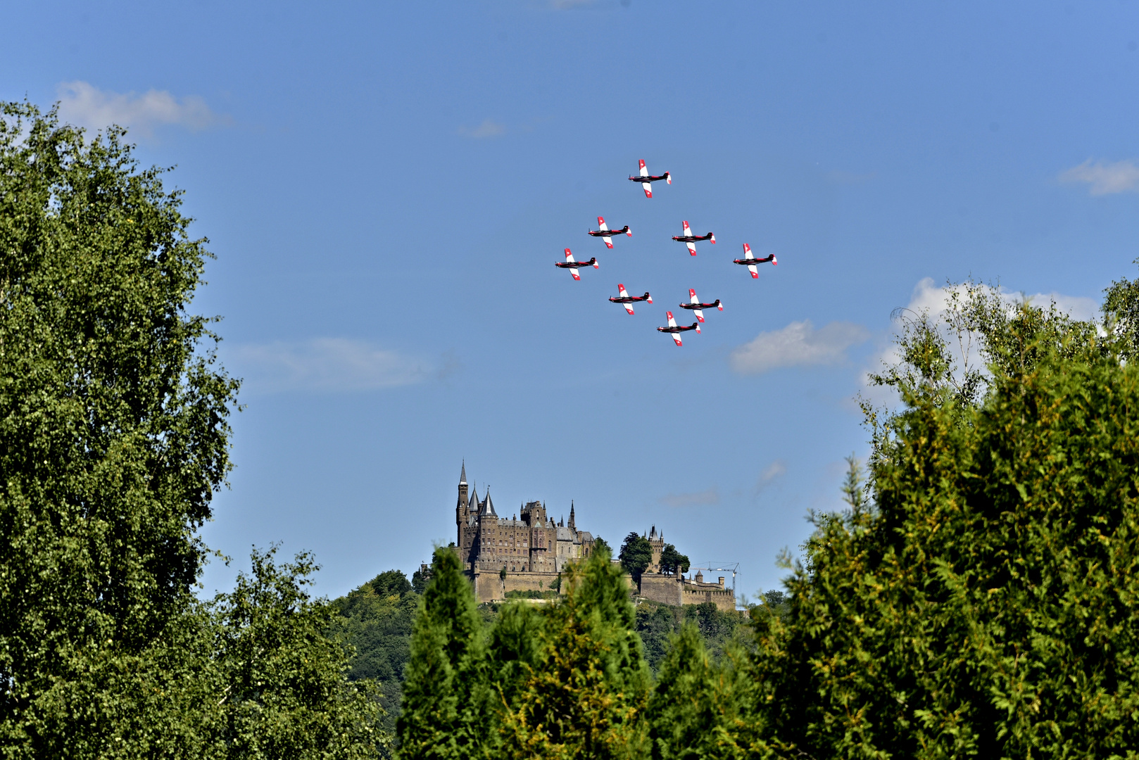 Fliegerstaffel umkreist die Burg