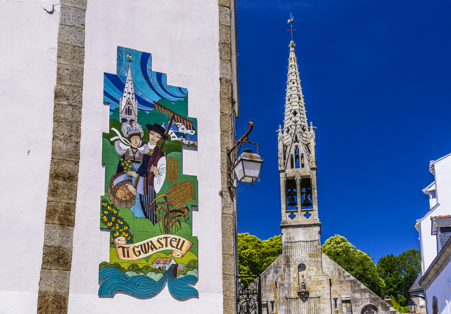 Fliesenmosaik & Kirche Saint-Joseph, Pont-Aven, Bretagne, France