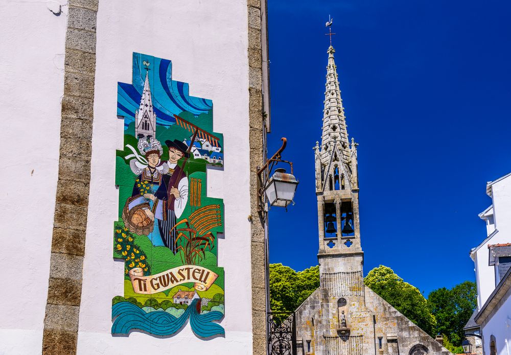 Fliesenmosaik & Kirche Saint-Joseph, Pont-Aven, Bretagne, France