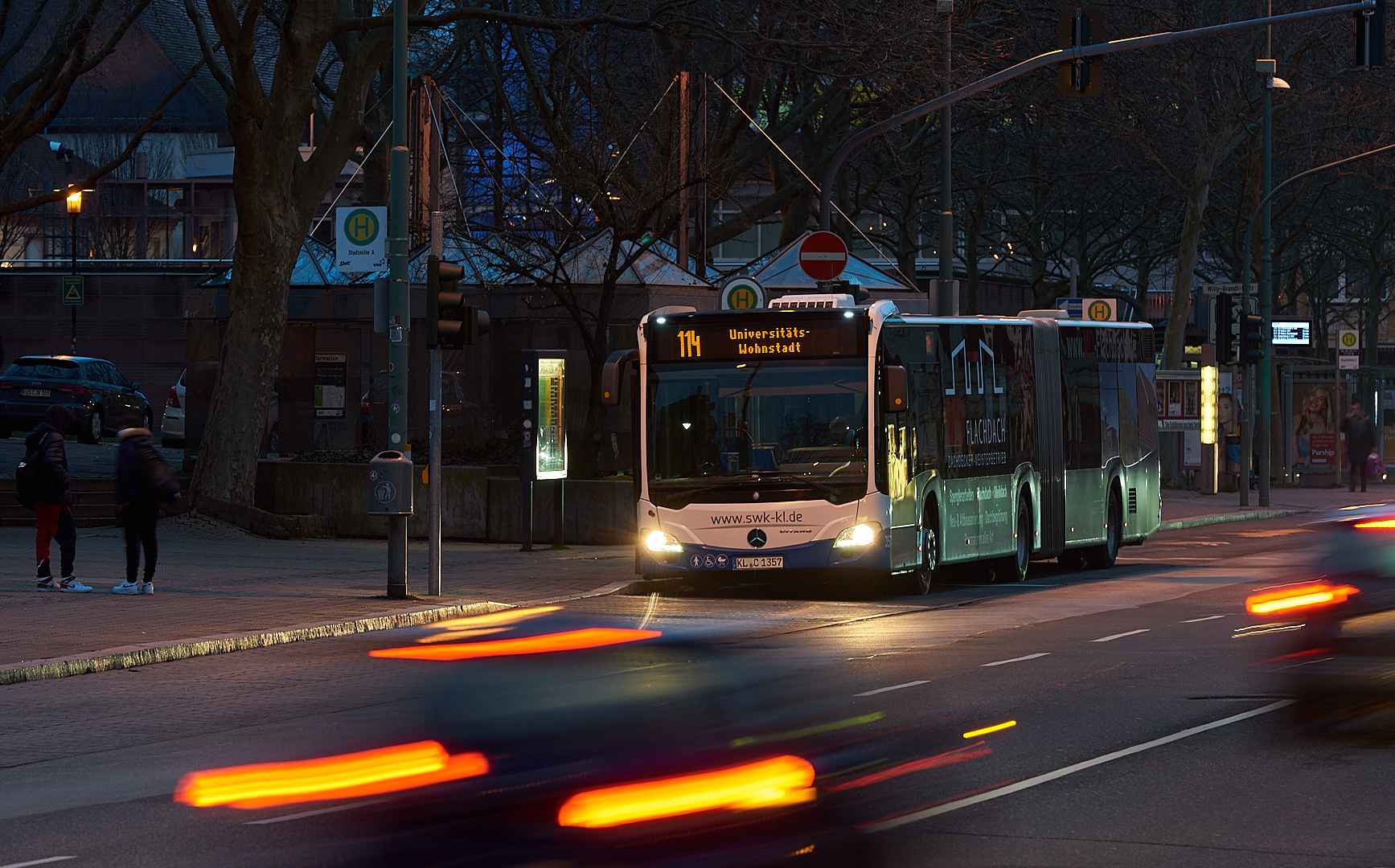 Fließender Verkehr, die Linie 114 wartet auf ihre Fahrgäste,  Morgenstimmung an der...