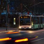 Fließender Verkehr, die Linie 114 wartet auf ihre Fahrgäste,  Morgenstimmung an der...