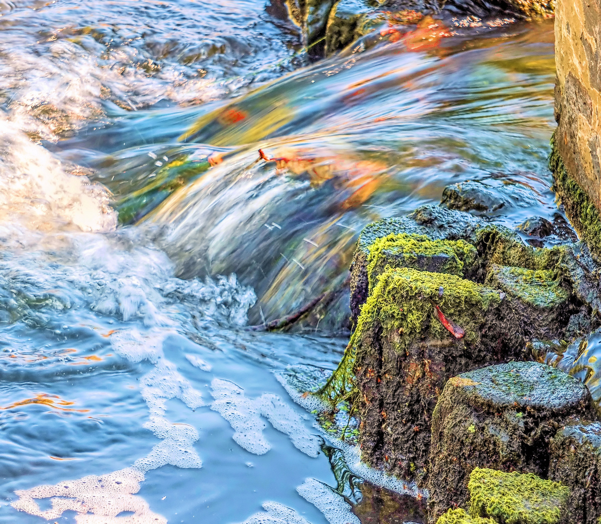 Fließendes Wasser im Sonnenlicht