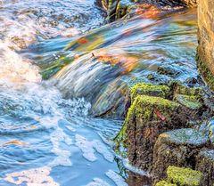 Fließendes Wasser im Sonnenlicht