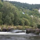 Fließendes Wasser mit ev. Kirche