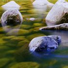 fließendes Wasser und graue Steinfelsen