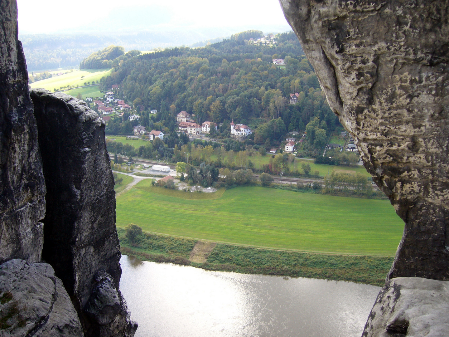 Flie richtung der  Elbe  Foto Bild landschaft berge 