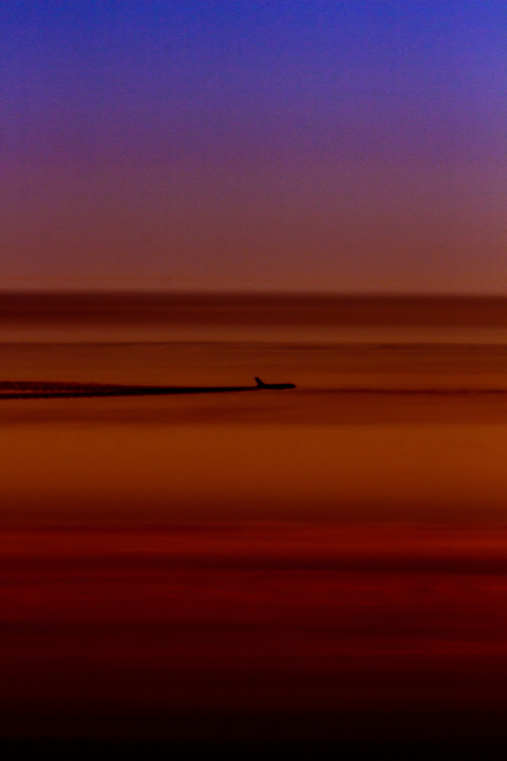 Flight EK 415 Dubai - Düsseldorf  Another plane at sunset time.