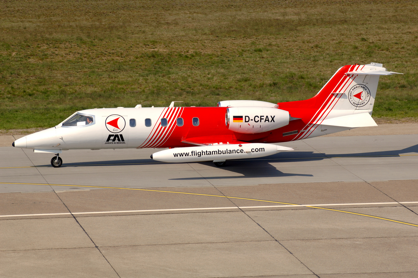 Flightambulance auf dem Taxiway in Berlin Tegel nach der Landung