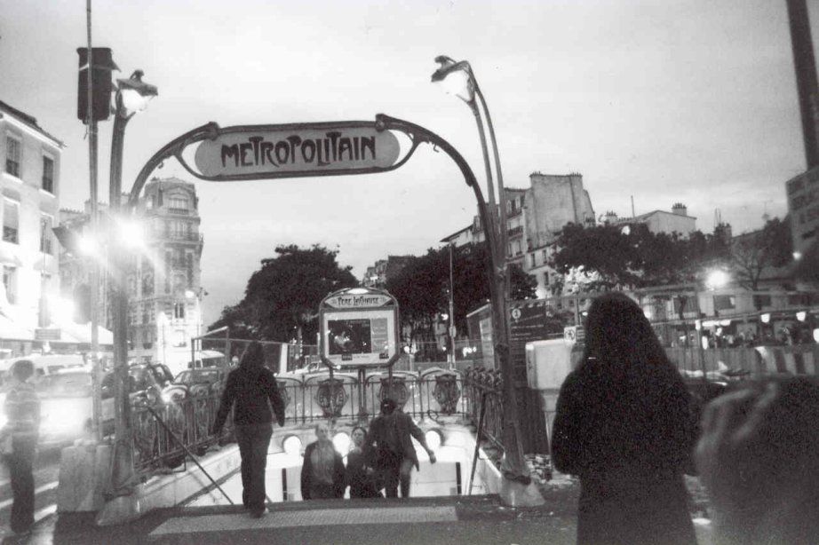 Flirrende Dämmerung am Pere Lachaise