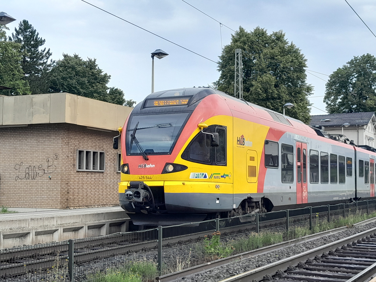 Flirt 1 der HLB als RE 98 nach Frankfurt am Main Süd