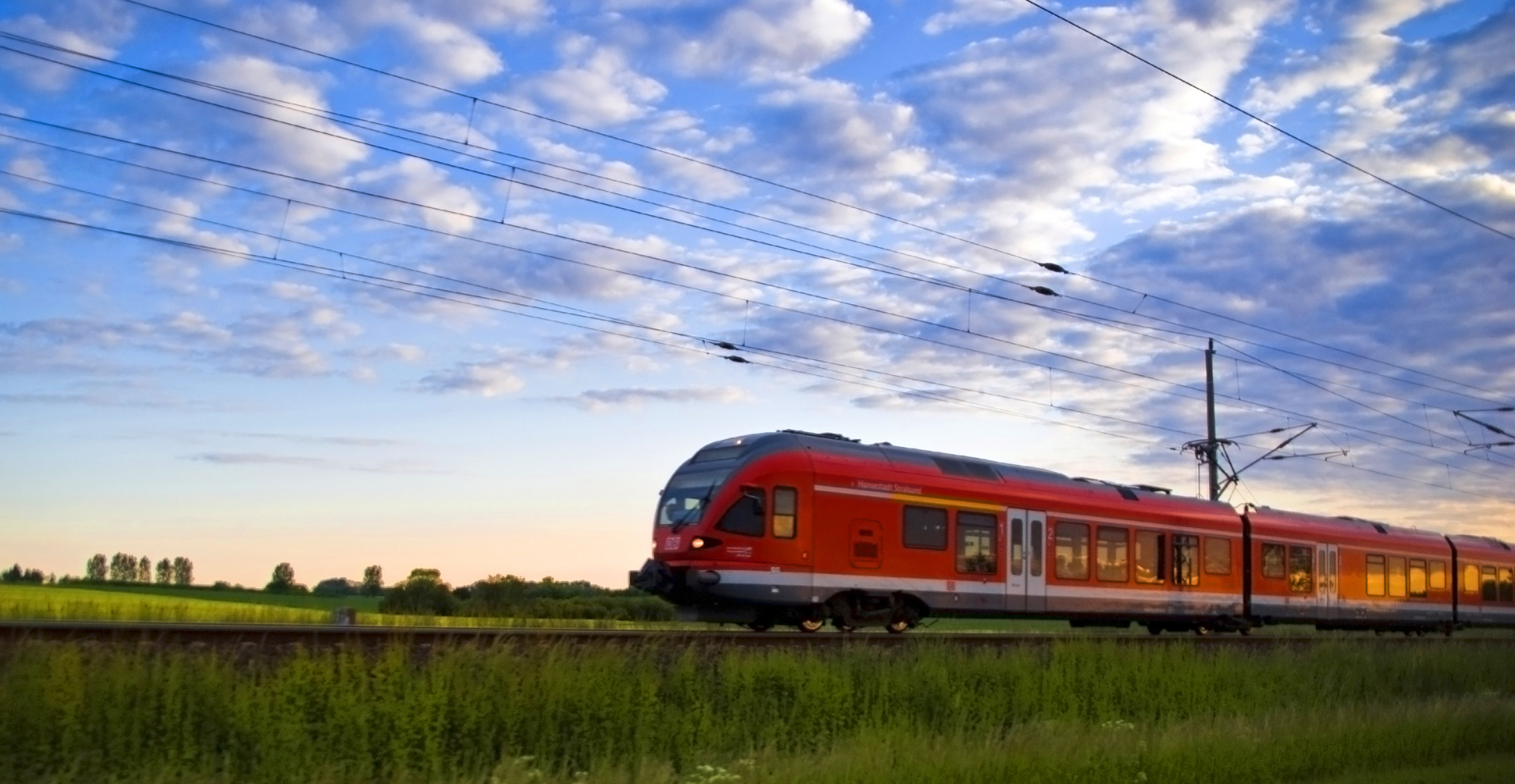 Flirt gegen den Abendhimmel