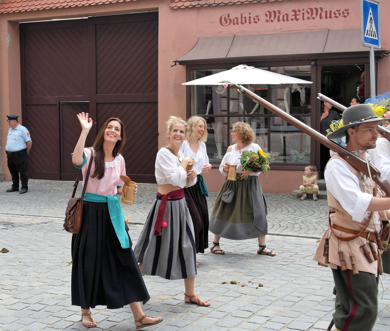 Flirtabteilung :-) beim Festzug Kinderzeche Dinkelsbühl 2016